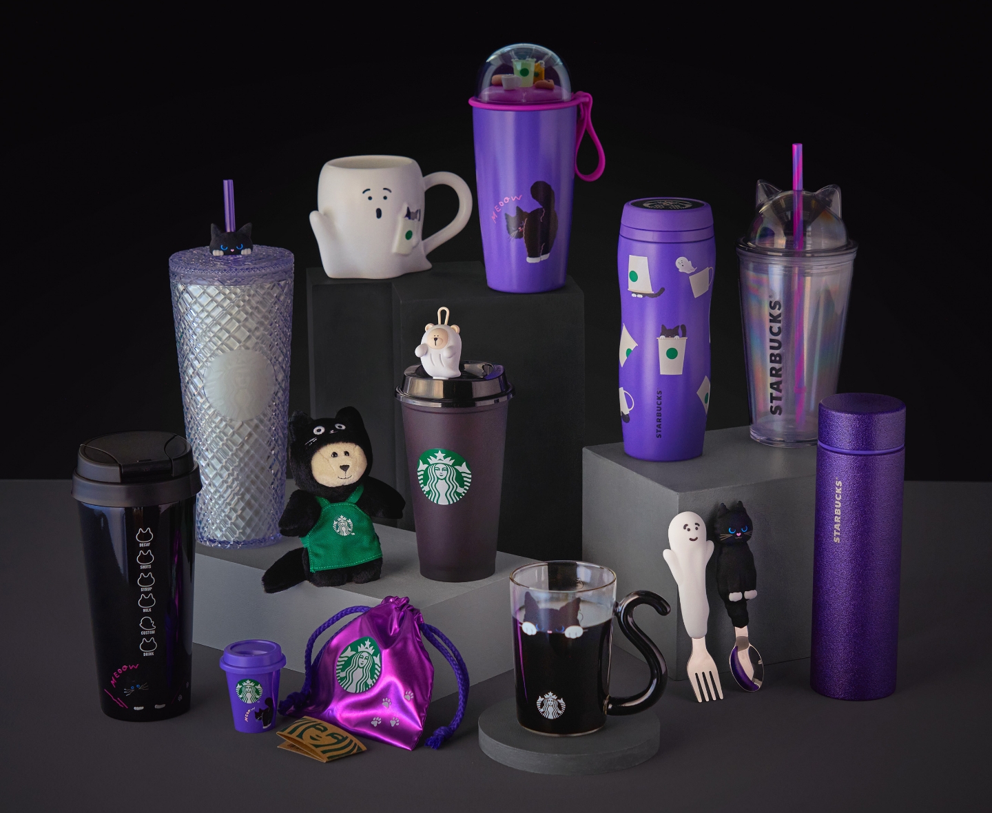 Playful　Halloween　Cat